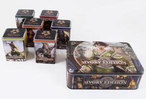 Legend of the Five Rings - Ivory Edition. Bontott display és hat darab kezdőpakli (Sárkány, Skorpió, Unikornis, Oroszlán, Főnix és Sáska), a kezdőpaklik és a display is a fém dobozzal
