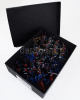 49 darabos Lizardmen (Seraphon) figura tétel, Warhammer Fantasy Battles illetve Age of Sigmar játékrendszerekhez, benne: 16db Saurus Knight (két-két zászlós illetve dobos), 2db - out of print műgyanta - Salamander a hozzá tartozó Skink figurákkal, 1db - out of print műgyanta - Astrolith Bearer, 1db - out of print műgyanta - Eternity Warden valamint 49db Saurus Warrior. Mind alapozva vagy a különböző szinteken festve, kör/ovális talpakon