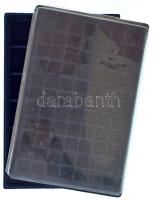 2db éremtartó tálca, 77 férőhellyel (24x24mm) és 24 férőhellyel (46x46mm), egyik átlátszó műanyag tetővel, használt, de jó állapotban (mindkét tálca külső mérete 33x22cm)