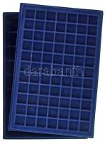 2db éremtartó tálca, 77 férőhellyel (24x24mm) és 40 férőhellyel (34x34mm), használt, de jó állapotban (mindkét tálca külső mérete 33,5x22cm)