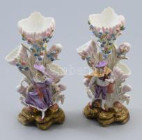 Historizáló figurális vékonyporcelán váza pár, jelzés nélkül, minimális pattogzással, m: 17 cm