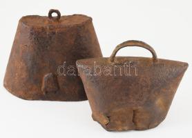 2 darab kolomp. Fém, 19. sz. közepe-második fele, sérülésekkel, m: 16 cm alatt