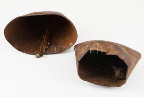 2 darab kolomp. Fém, 19. sz. közepe-második fele, sérülésekkel, m: 16 cm alatt