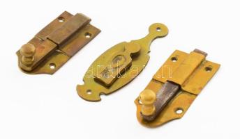 2 darab régi bronz retesz és egy kulcscímke, h: 11 cm alatt