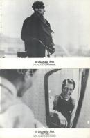 cca 1989 előtt készült, "A lázadás ára" című dán film jelenetei és szereplői, 5 db produkciós filmfotó (vitrinfotó, lobbyfotó) nyomdatechnikával sokszorosítva kartonpapírra, egyoldalas nyomással, a használatból eredő (esetleges) kisebb hibákkal, 18x24 cm