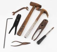 Doboznyi szerszám, közte kalapács, fogók.