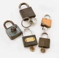 5 darab lakat, kulccsal.