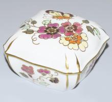 Zsolnay pillangó mintás bonbonniere. Kézzel festett, jelzett, minimális kopással 8x8 cm