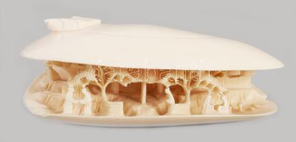 Okimono - "Clam's Dream" anabori stílusú, kagyló alakban életkép dioráma szerzetesekkel, fákkal, pagodával. Kína vagy japán, faragott elefántcsont, cca 1920 sérüléssel, 11x6x5 cm. /// Okimono - "Clam's Dream" in anabori style, a shell-shaped diorama depicting a scene with monks, trees, and a pagoda. China or Japan, carved ivory, circa 1920, with damage, 11×6×5 cm