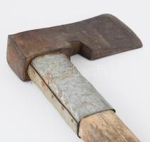 Antik erdész hasító fejsze, jelzett fejjel, cca 19. sz. vége, h: 74 cm