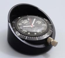 Prim műszerfali óra autóba, mágneses hátlappal. Kézi felhúzós, működik d: 5 cm