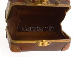 Koffer formájú bőr női retikül 16x12 cm