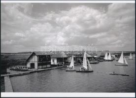 cca 1962 Fertő-tó, nyaralók és vitorlások, 1 db modern nagyítás, jelzés nélkül, 15x21 cm