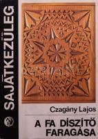 Fafaragó szerszámok és hozzá egy faragásról szóló könyv