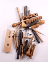 Fafaragó szerszámok és hozzá egy faragásról szóló könyv