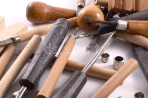 Fafaragó szerszámok és hozzá egy faragásról szóló könyv