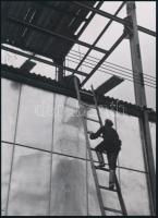 cca 1932 Haár Ferenc (1908-1997) magyar - amerikai fotóművész és fotóriporter felvétele (Építkezésen...