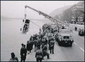 cca 1970 Budapest, "Hajnali fogás" vagy "Trabant mosás a Dunában", 1 db modern n...