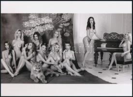 cca 1980 "A zongoratanszék csoportképe", szolidan erotikus felvétel, 1 db modern nagyítás, jelzés nélkül, 15x21 cm