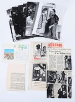 Nemere László: Gúnyos mosoly c. filmjéről készült 15 db eredeti, jelzett filmfotó Domonkos László és Csabafi Attila felvételei 24x16 cm + kapcsolódó újságcíkk és levelezés