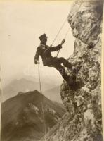 II. világháború, német katona hegyen ereszkedik. fotó 24x30 cm