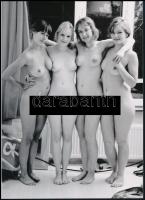 cca 1977 "Kebelbarátnők", szolidan erotikus felvétel, 1 db modern nagyítás, jelzés nélkül, 21x15 cm