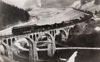 Vonatok, mozdonyok, különböző korokban készült különböző korú vasúti járművekről készített fotók 24x...