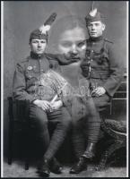 cca 1922 "Két katonának közös emléke", régi üveglemez negatívról 1 db modern nagyítás, jelzés nélkül, 21x15 cm