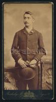 cca 1890 Elegáns úr (Dr. Róth Zsigmond) portréja, kabinetfotó Brodszky Mór győri műterméből, a hátoldalon feliratozva, sarkain kissé sérült, 20,5x11 cm