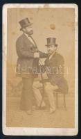 cca 1870 Két elegáns, cilinderes úr portréja (,,Palkovics László és barátja Pór Sándor"), vizitkártya Beszédes Sándor esztergomi műterméből, a hátoldalon feliratozva, foltos, 10,5x6 cm