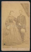 cca 1860-1870 Házaspár portréja, vizitkártya Lacher Károly (Carl Lacher) nagybányai (Baia Mare) műterméből, kissé viseltes állapotban, 10,5x6 cm