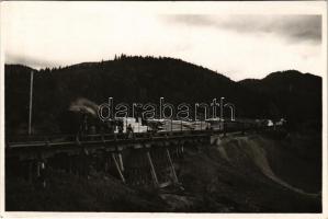 Kovászna, Covasna; vasúti híd, gőzmozdony, tehervonat / railway bridge, locomotive, freight train