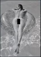 cca 1979 "Biztonságos lebegés", szolidan erotikus felvétel, 1 db modern nagyítás, jelzés nélkül, 21x15 cm