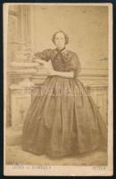 cca 1865 Elegáns hölgy portréja, vizitkártya Licskó és Schneider pesti műterméből (,,Kerepesi uton, Mátyás Királyhoz Czimzett fogadó mellett 63-ik számú kertben"), kissé foltos, 10x6 cm