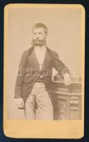 cca 1865 Elegáns fiatal férfi portréja, vizitkártya Csonka Simon pesti műterméből, 10,5x6,5 cm