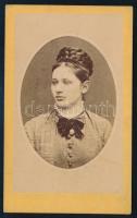 cca 1870 Fiatal hölgy portréja, vizitkártya Straub József pesti (Soroksári út 5.) műterméből, 10,5x6,5 cm