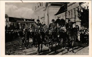 1940 Marosvásárhely, Targu Mures; bevonulás, lovas katonák / entry of the Hungarian troops, soldiers on horseback + "1940 Marosvásárhely visszatért" So. Stpl
