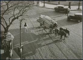 cca 1936 Osoha László (1899-1970) budapesti fotóművész felvétele (Lovaskocsi), 1 db modern nagyítás,...