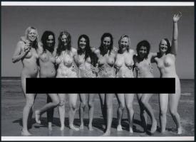 cca 1979 "Tengerparti vidámság", szolidan erotikus felvétel, 1 db modern nagyítás, jelzés nélkül, 15x21 cm