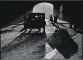 cca 1935 Vadas Ernő (1899-1962) budapesti fotóművész és fotóriporter felvétele (Ellenfényben), 1 db ...