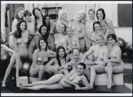 cca 1988 "Évfolyam-találkozó", szolidan erotikus felvétel, 1 db modern nagyítás, jelzés nélkül, 15x21 cm