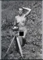 cca 1974 "Önkiszolgáló aktmodell", szolidan erotikus felvétel, 1 db modern nagyítás, jelzés nélkül, 21x15 cm