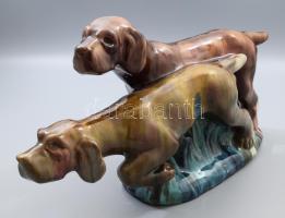 Komlós Kerámia vadászkutya pár, jelzett, alján lepattanással és egy repedésvonallal, 45x24 cm