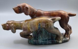 Komlós Kerámia vadászkutya pár, jelzett, alján lepattanással és egy repedésvonallal, 45x24 cm
