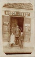 Ismeretlen település, Bodor József üzlete, 'A Mauthner-féle magvak a legjobbak', Franck-reklám, a tulajdonos és gyermekei az üzlet előtt. photo