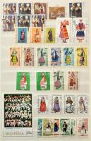 Népviselet motívum összeállítás 8 lapos A4 berakóban, benne összefüggések, kisívek, kevés magyar