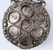 Parfűmtartó, fém, kövek nélkül, láncon. 5 cm