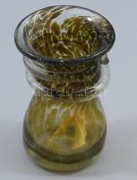 Pattantyús Gergely (1972) - Polyák János (1967-): Fémsókkal színezett hutaüveg váza. 1997, Bárdudvarnok, anyagában színezett hutaüveg, rátekert üvegszál díszítéssel. Jelzés nélkül, hibátlan, m: 10,5 cm /// Pattantyús Gergely (1972) - Polyák János (1967-): Metal saltcolored hut glass vase. 1997, Bárdudvarnok. Body-tinted hut glass with applied glass thread decoration. Unsigned, flawless condition, height: 10.5 cm