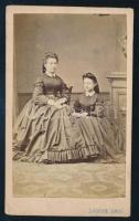 cca 1865 Két elegáns hölgy portréja, vizitkártya Lojanek János nagyváradi (Oradea) műterméből, kis saroktöréssel, 10x6 cm