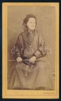 cca 1870 Idős hölgy portréja, vizitkártya Andrássy Mór rozsnyói (Rosenau, Rožňava) műterméből, kissé koszos, 10,5x6,5 cm (Ritka!)